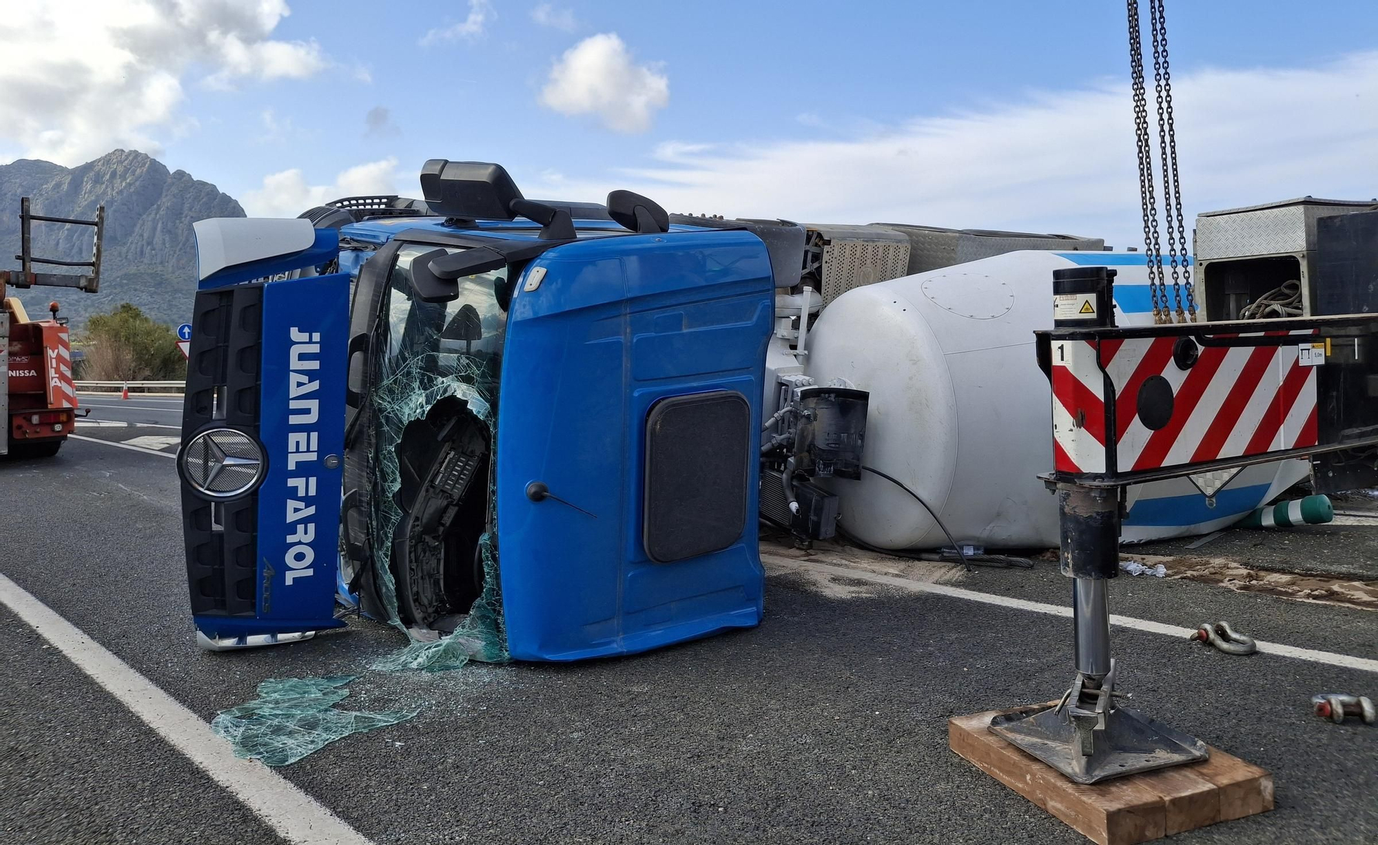 Las impactantes imágenes del accidente de un camión hormigonera en la N-332 en Ondara