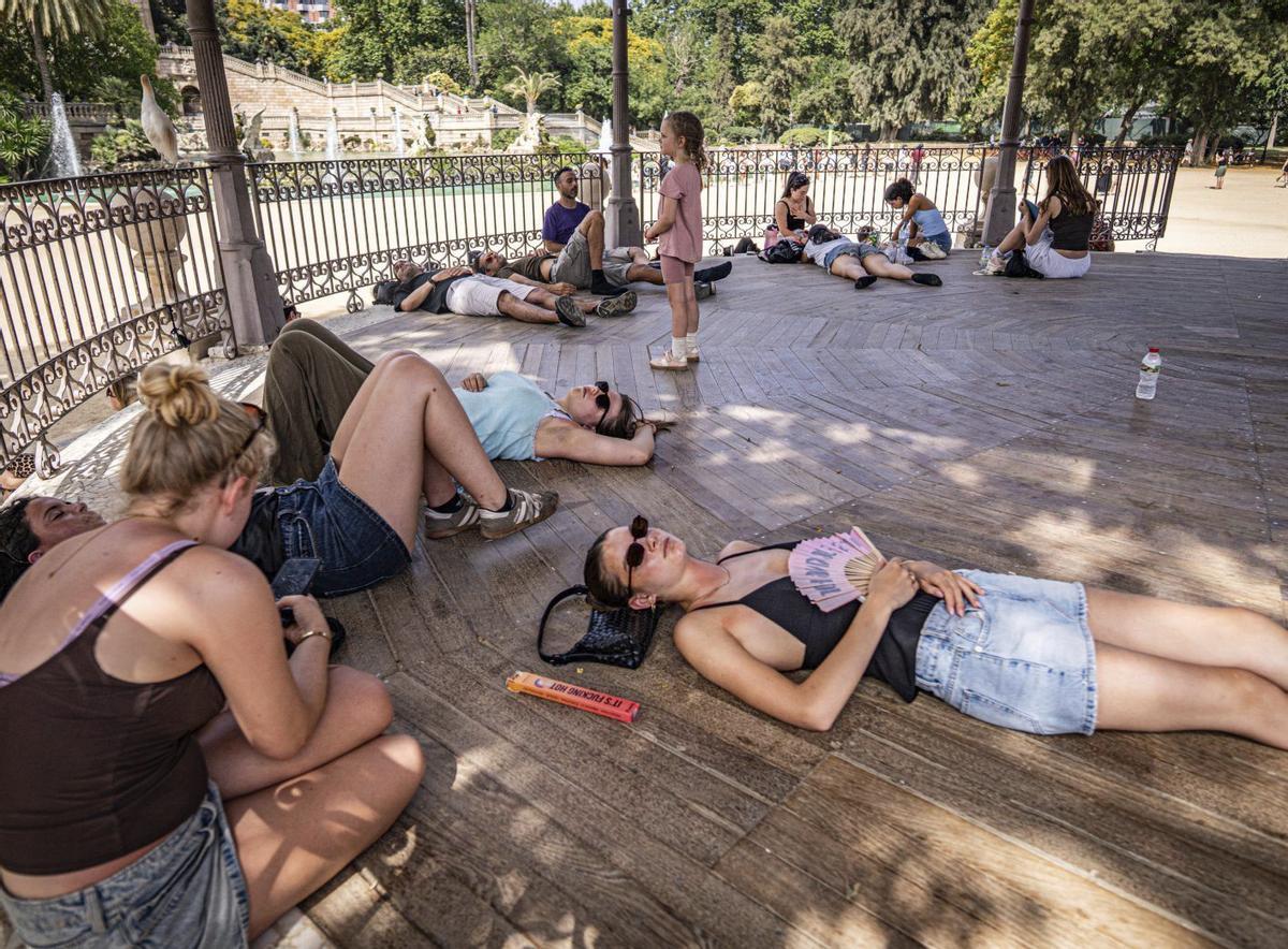 L’onada de calor explota i deixa els primers rècords de l’estiu