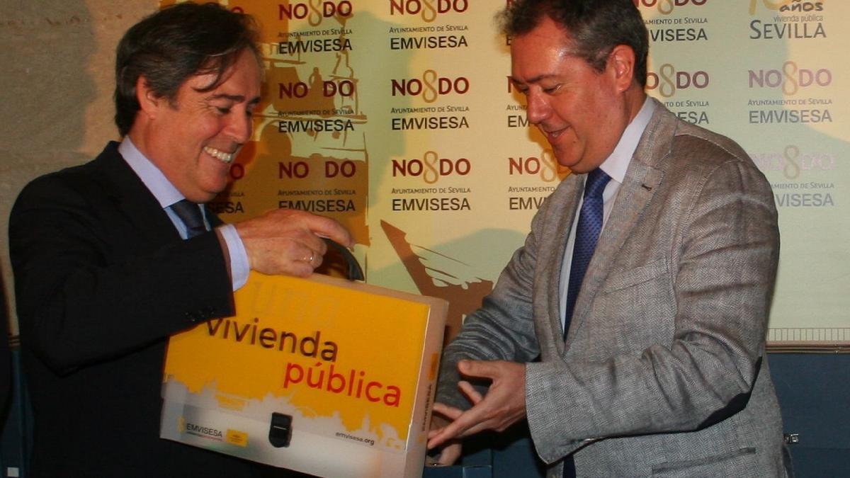 El presidente de Inmobiliaria del Sur, Ricardo Pumar, junto al alcalde de Sevilla, Juan Espadas. / El Correo