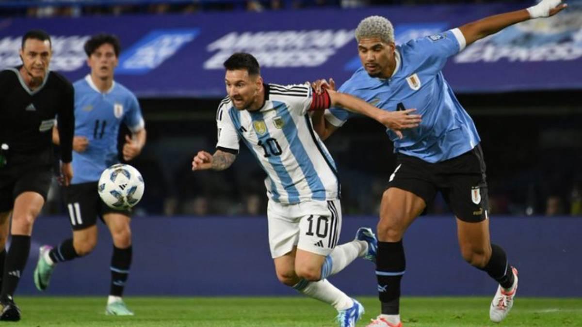 Así fue el tremendo golazo que Ronald Araujo marcó contra Argentina