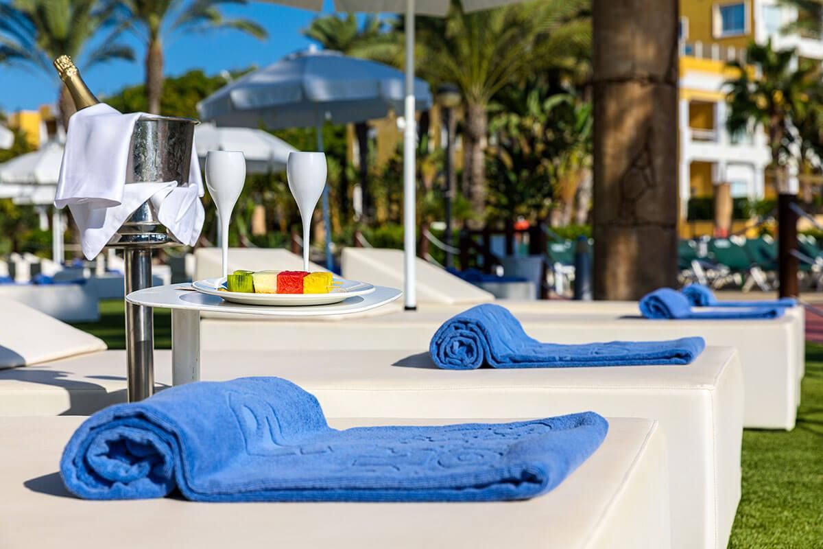 Cuenta con piscina con jacuzzi, zona de spa y masajes, camas balinesas, baños romanos y un chiringuito en la propia piscina.