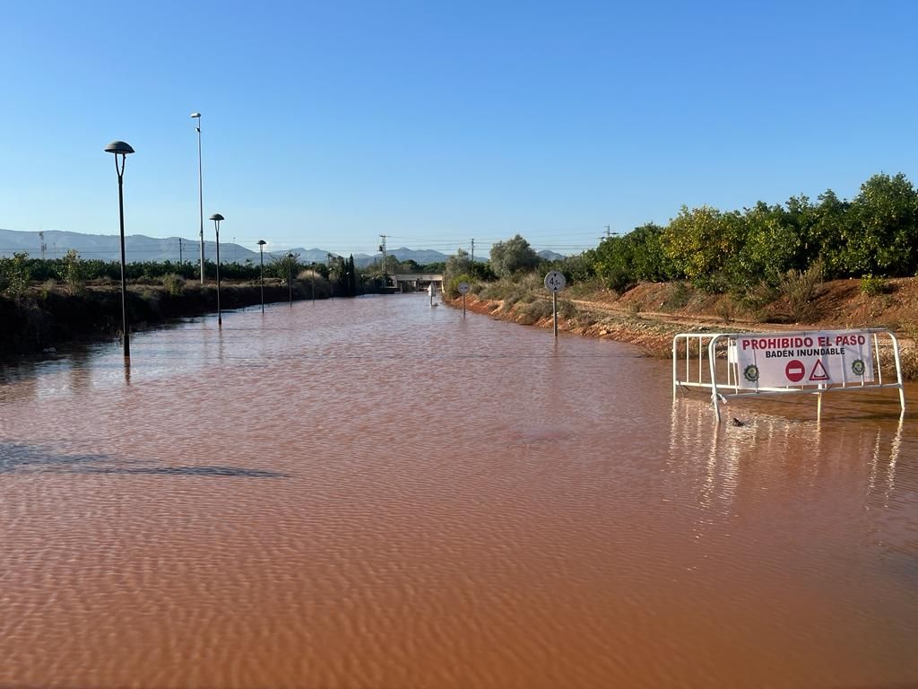 El agua cubre el acceso a Mascarell