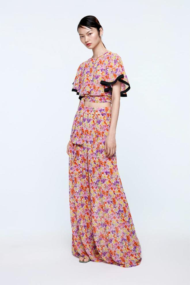 Conjunto fluido con estampado de flores, de Zara