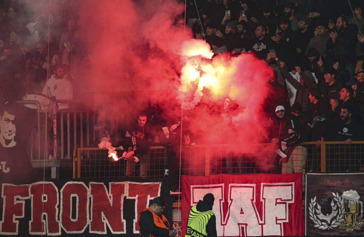 YEREVAN (Armenia), 11/12/2025.- Fans react during the UEFA Conference League group-stage match between FC Noah Yerevan and FC Legia Warsaw at the Vazgen Sargsyan Republican Stadium in Yerevan, Armenia, 11 December 2025. (Varsovia) EFE/EPA/VAHRAM BAGHDASARYAN /PHOTOLURE/