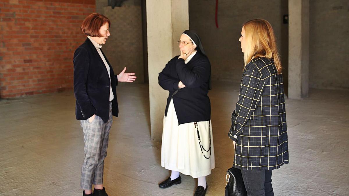 Marta Madrenas, Lucía Caram i Laura Gil visiten els baixos del carrer Agudes. | AJUNTAMENT DE GIRONA