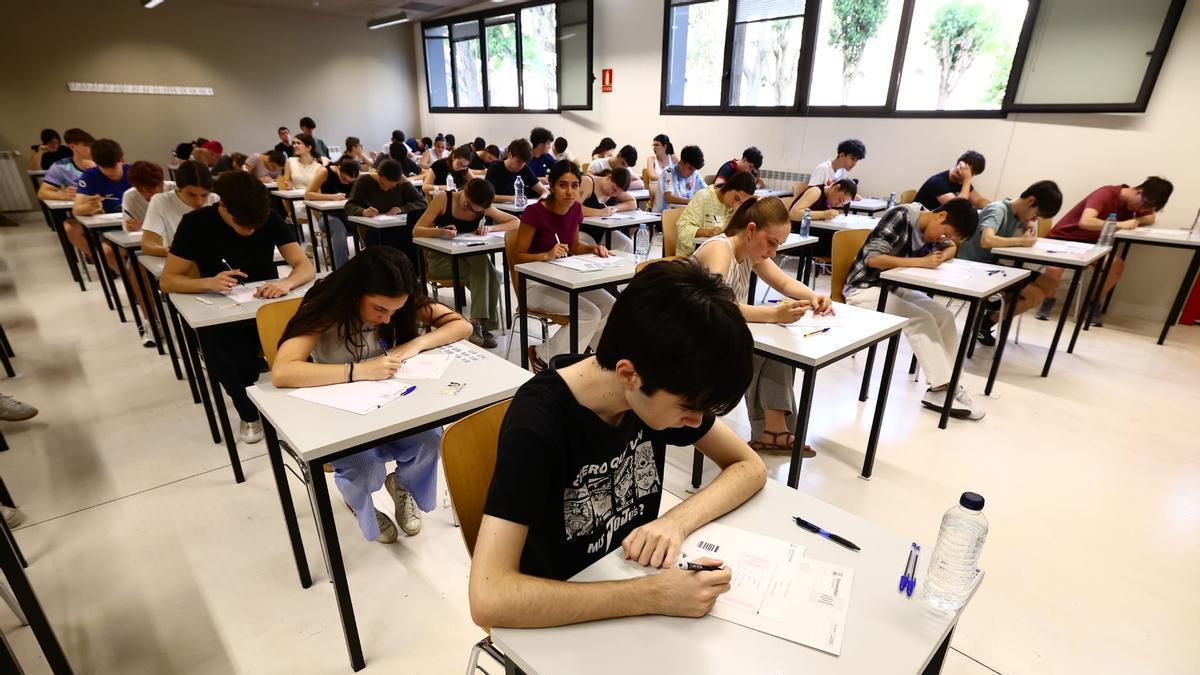 Alumnos evaluándose de la PAU 2026 en Aragón