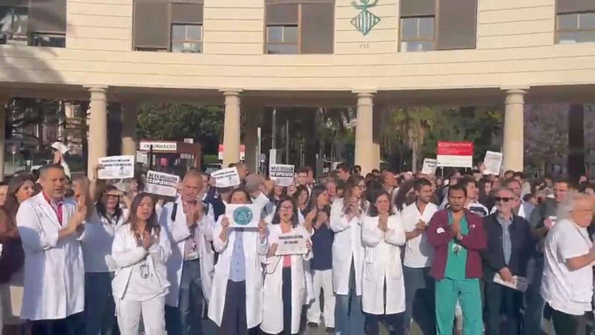 Protesta de médicos este lunes en La Fe de València
