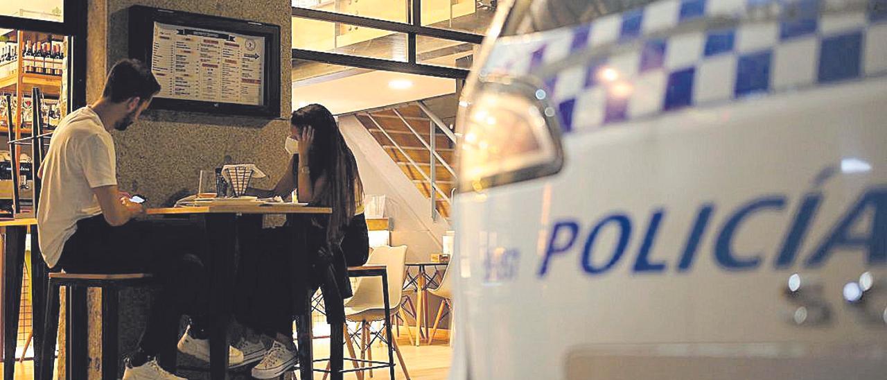 Una pareja cena en una terraza madrileña.