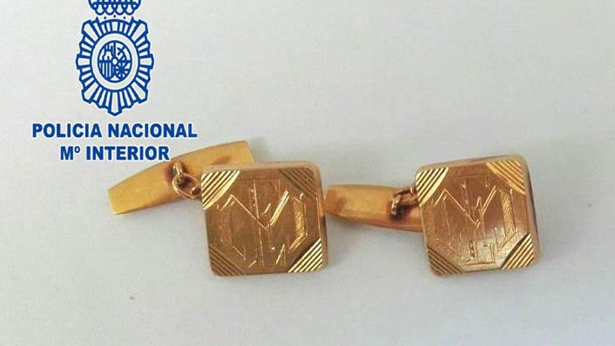 Robaba las joyas a un anciano al que cuidaba para venderlas en locales de compraventa