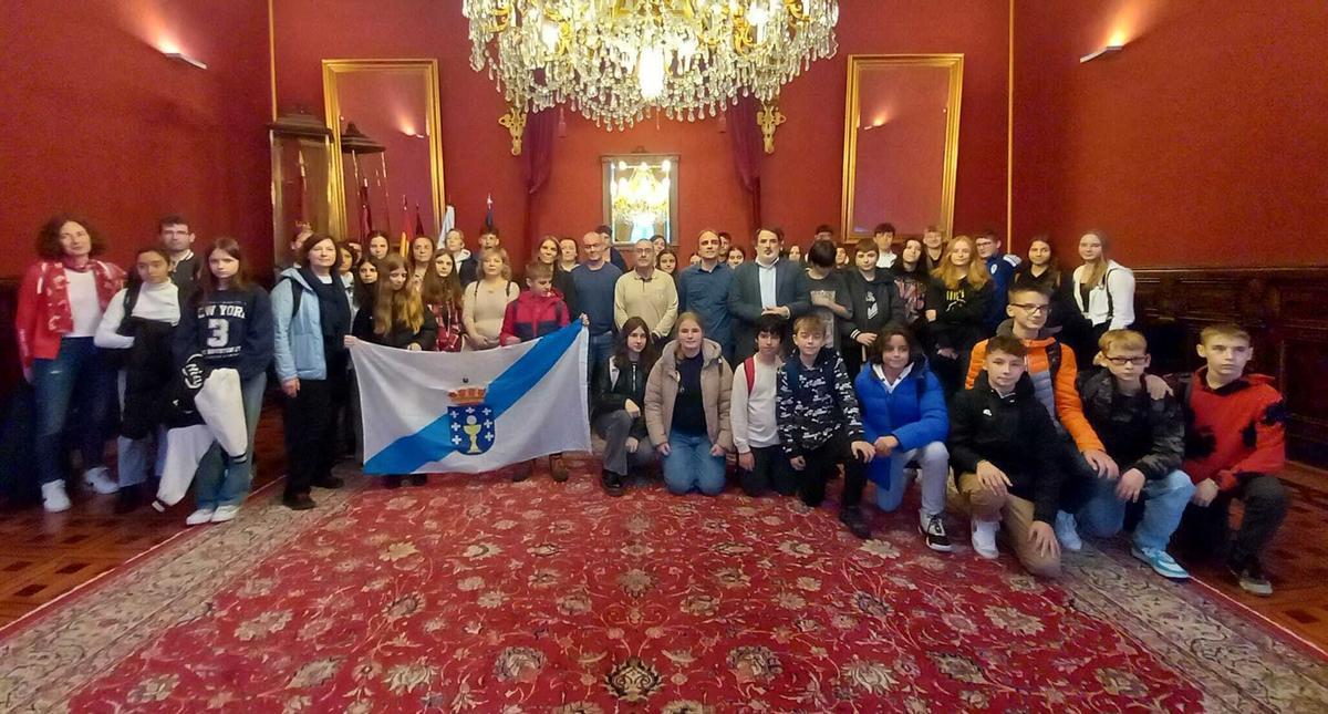 En el centro, a la derecha de  la bandera de Galicia, Mercedes Rosón, Xan Duro y Manuel César. Cerca de ellos, apoyando las manos sobre la cabeza de un niño, José Antonio Constenla