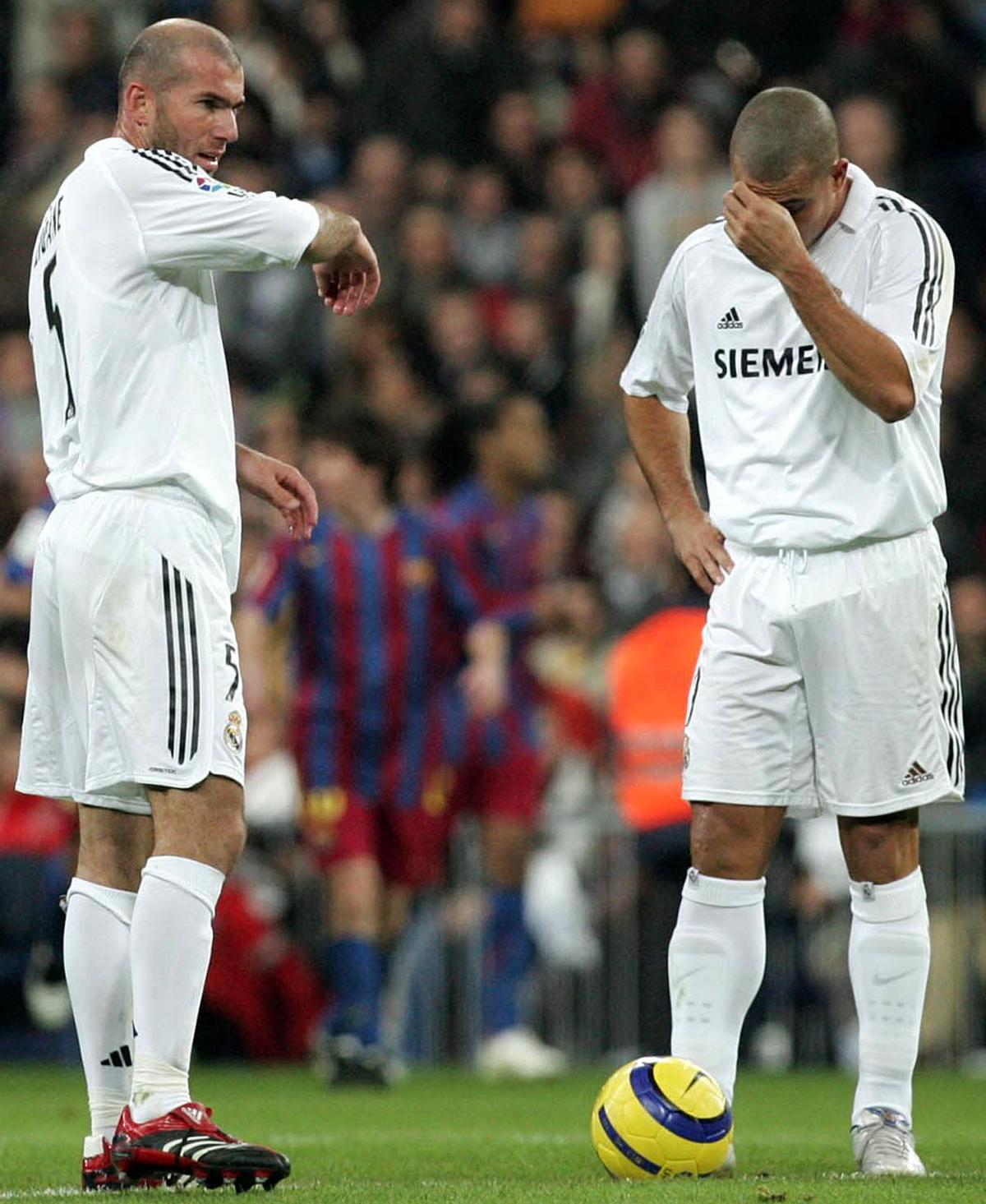 Zidane y Ronaldo, en la derrota del Real Madrid frente al Barcelona del 19 de noviembre de 2005.