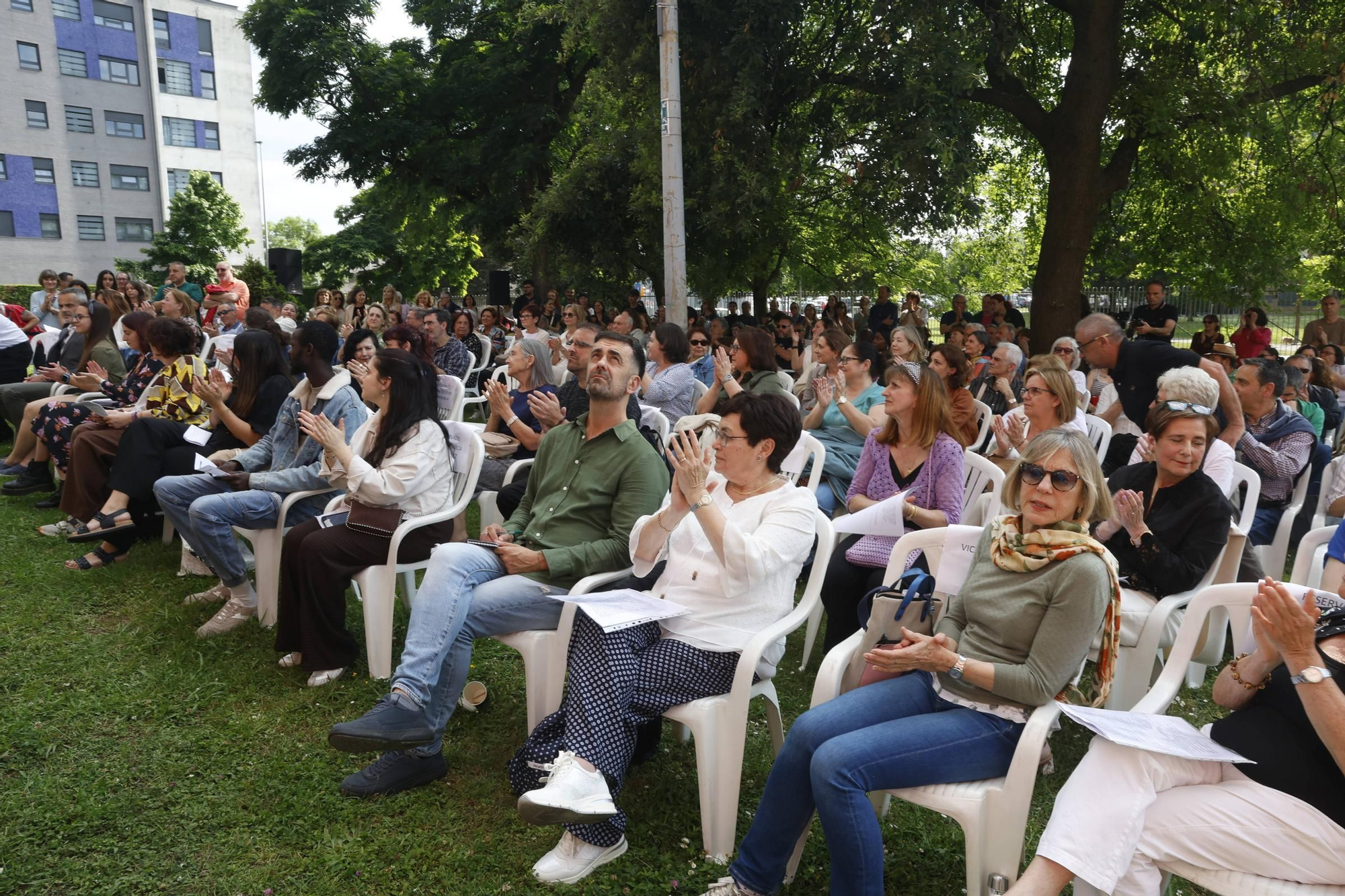 Emotivo homenaje a la profesora Ana Gloria Blanco en el IES Padre Feijoo (en imágenes)