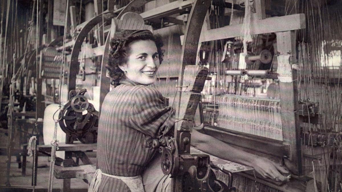 &quot;Concha Francés Ferrando, &#039;Conchín la Caragola&#039;, con 18 años aproximadamente trabajando en la fábrica de Garín&quot; (Archivo
Municipal)