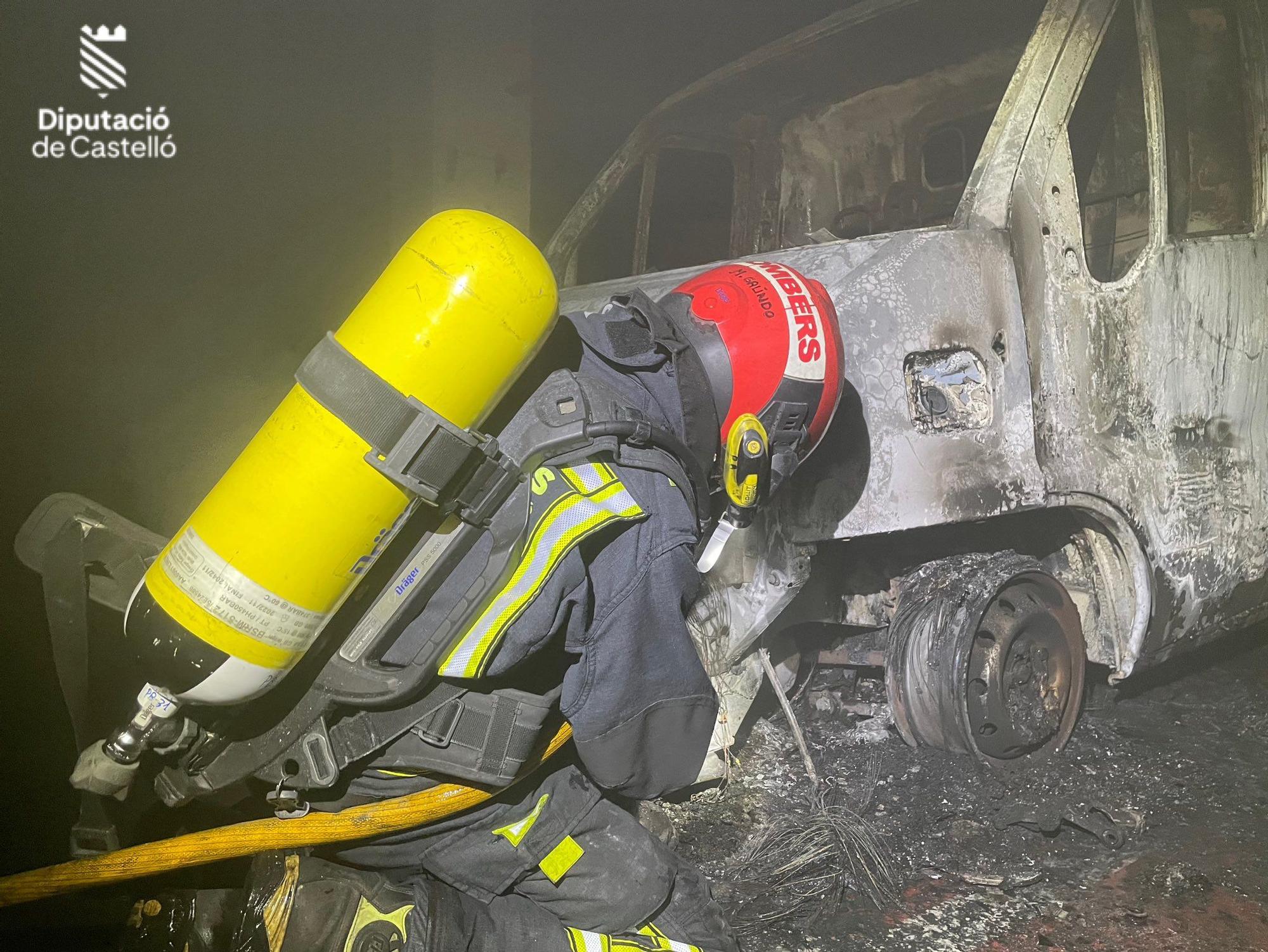 Garaje calcinado por un incendio en la Vall d'Uixó