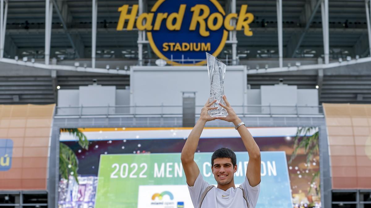 Alcaraz levanta el trofeo de campeón en Miami