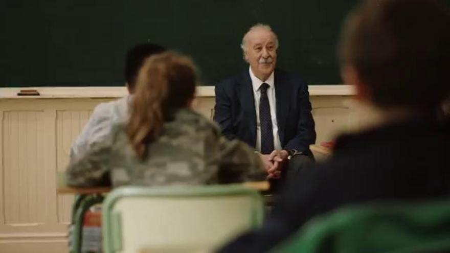 Vicente del Bosque protagoniza el vídeo del "Día de las Profesiones" en un colegio de primaria