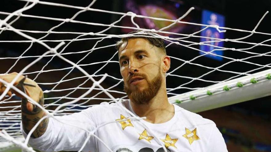 Sergio Ramos corta la red de una de las porterias de San Siro tras ganar la Undécima. // Stefano Rellandini