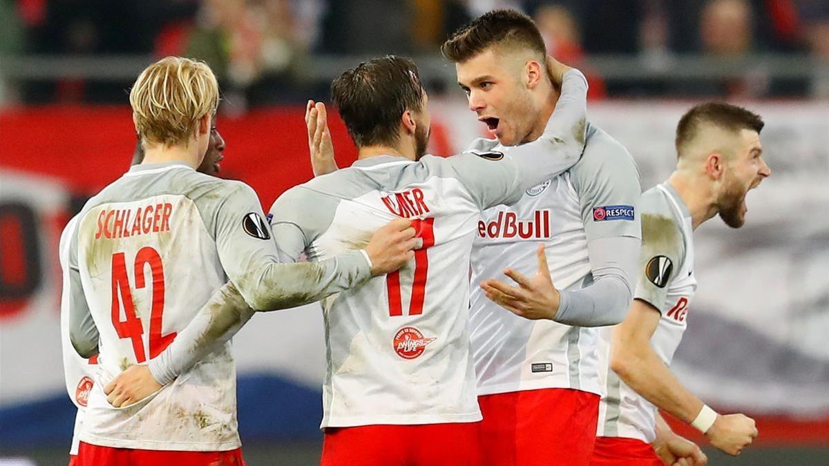 Los jugadores del Red Bull Salzburgo celebración su clasificación en la Europa League ante el Dortmund.