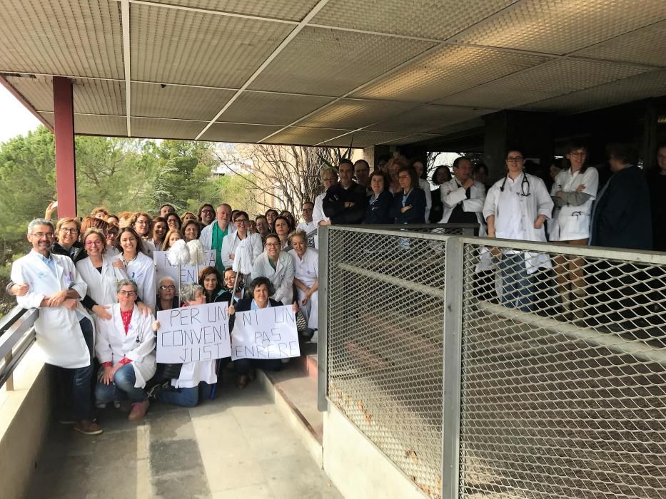 Aturada de vint minuts davant de les instal·lacions de l'hospital de Berga i lectura del manifest, aquest migdia