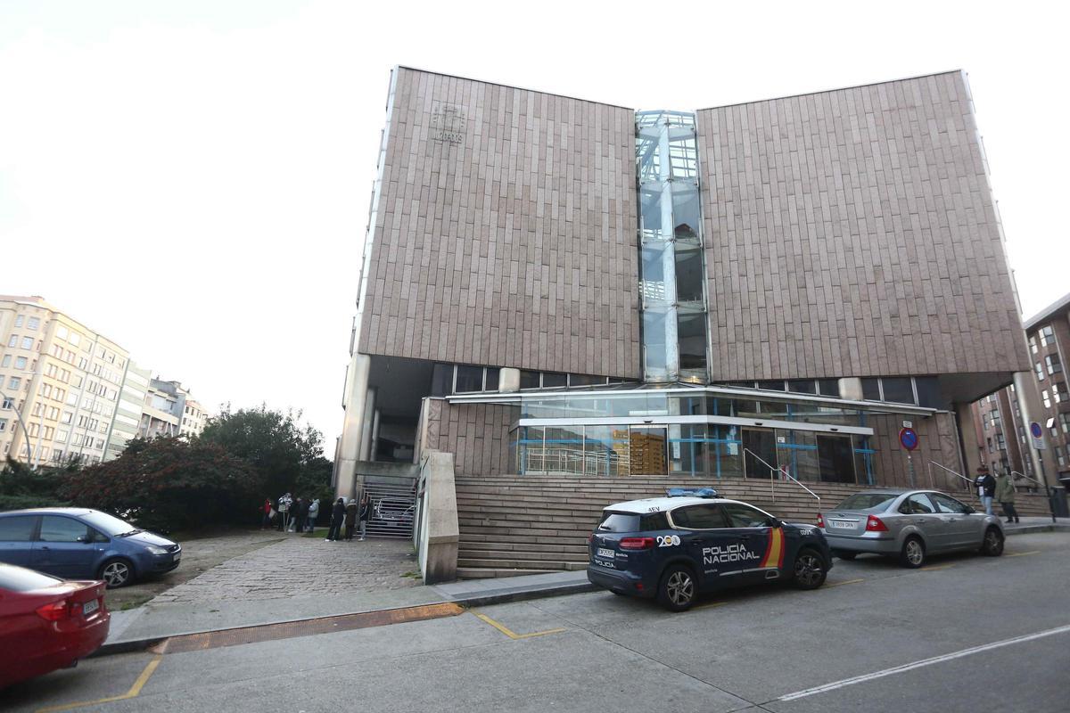 Exterior de la sede de los juzgados en A Coruña.