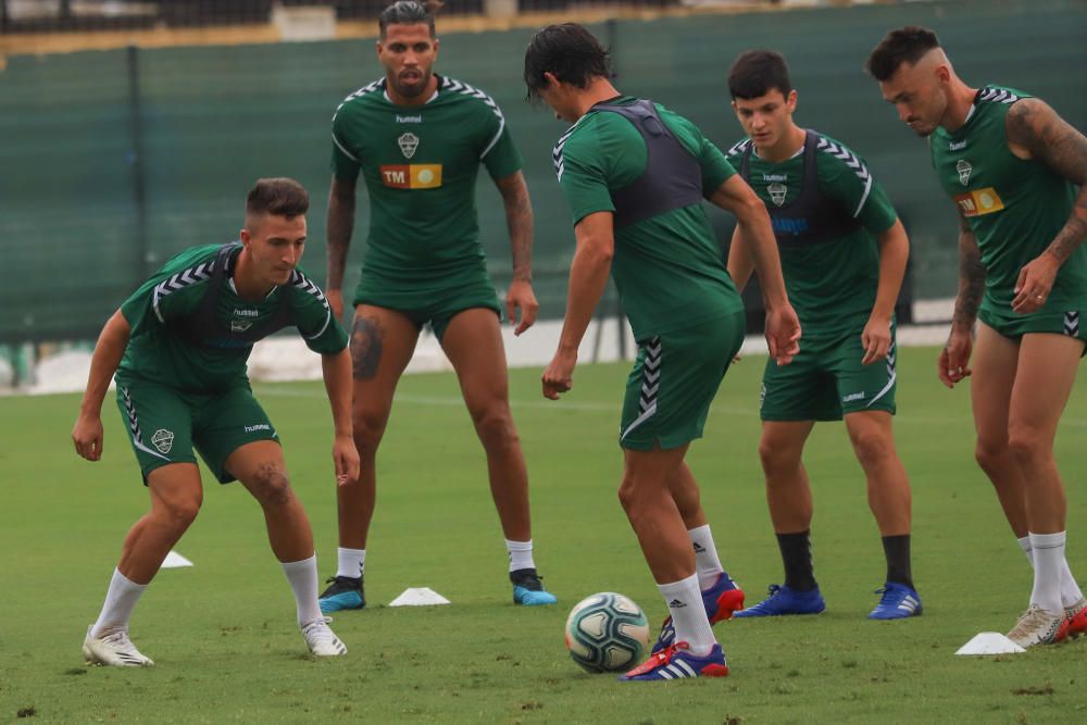 Se trata de su primer entrenamiento en este complejo deportivo para preparar el partido de mañana (22.00) en el Martínez Valero frente al Real Zaragoza.