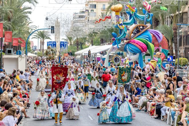 La Ofrenda de flores de las Hogueras 2022 en imágenes