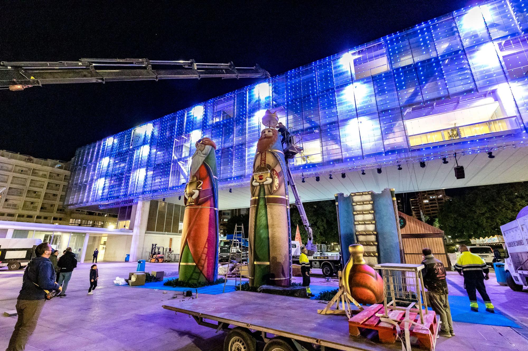 Los Reyes Magos de 10 metros toman la plaza de la Navidad de Benidorm