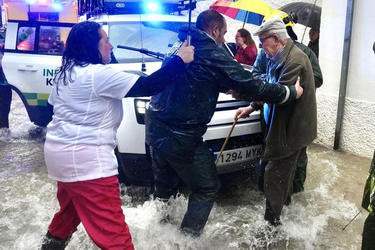 Agua saliendo de suelos y enchufes en Grazalema por el temporal.