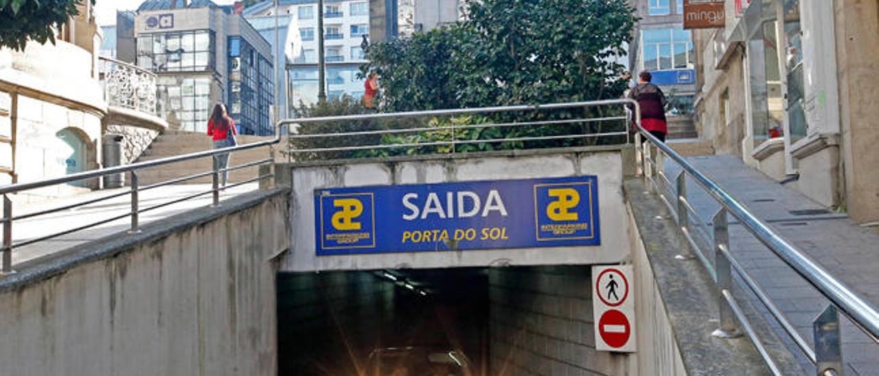 Un vehículo saliendo ayer del parking de Porta do Sol. // Marta G. Brea