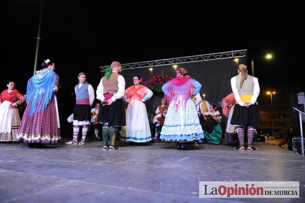 Festival de folclore en el Puente de Hierro