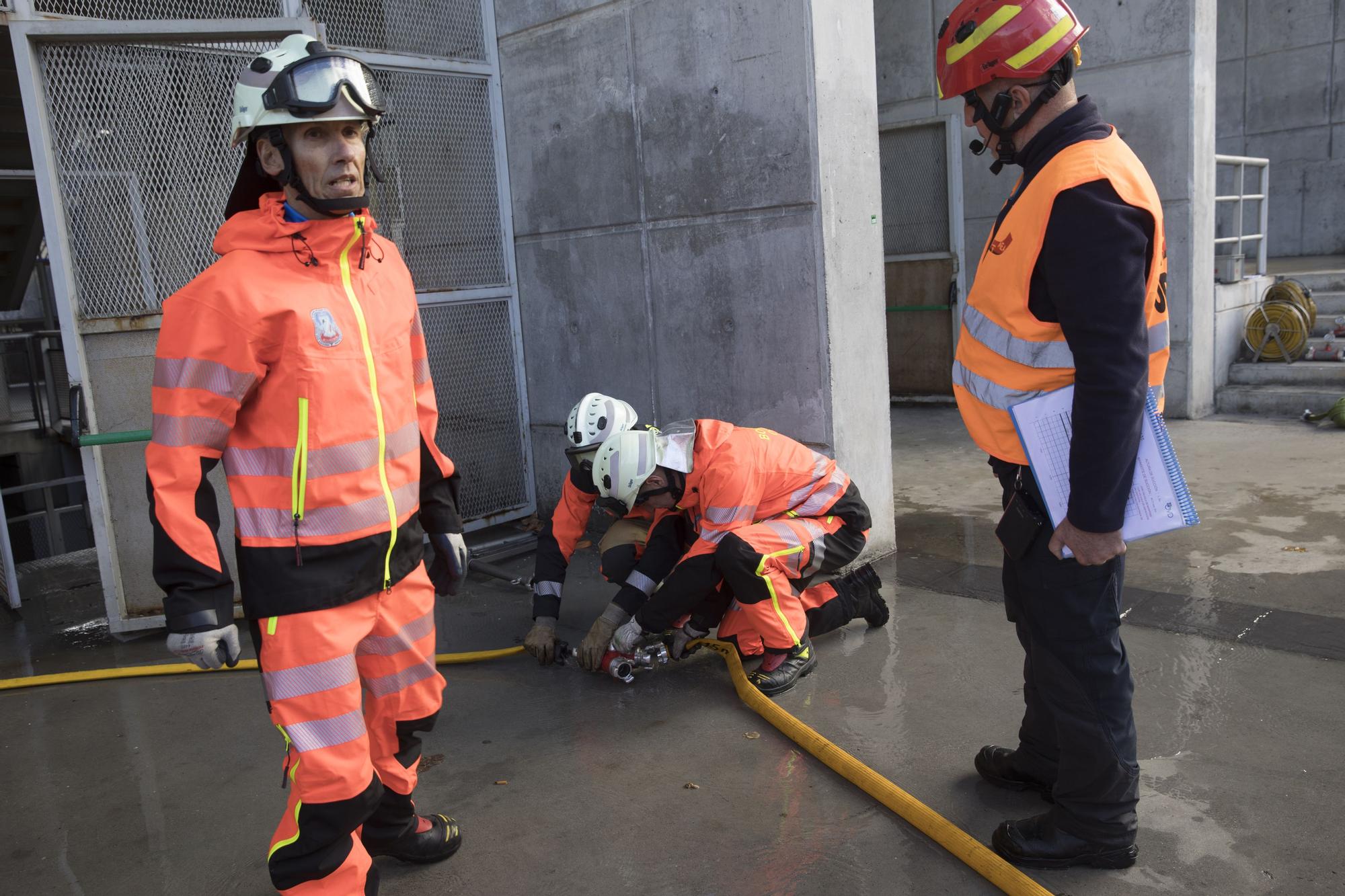 Así fue la espectacular práctica de los bomberos de Oviedo en el Tartiere