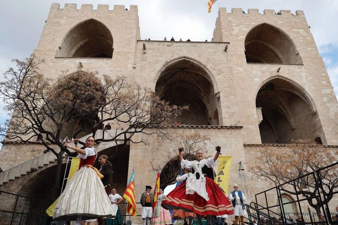 Los Balls al Carrer se estrenan a los pies de las Torres de Serranos