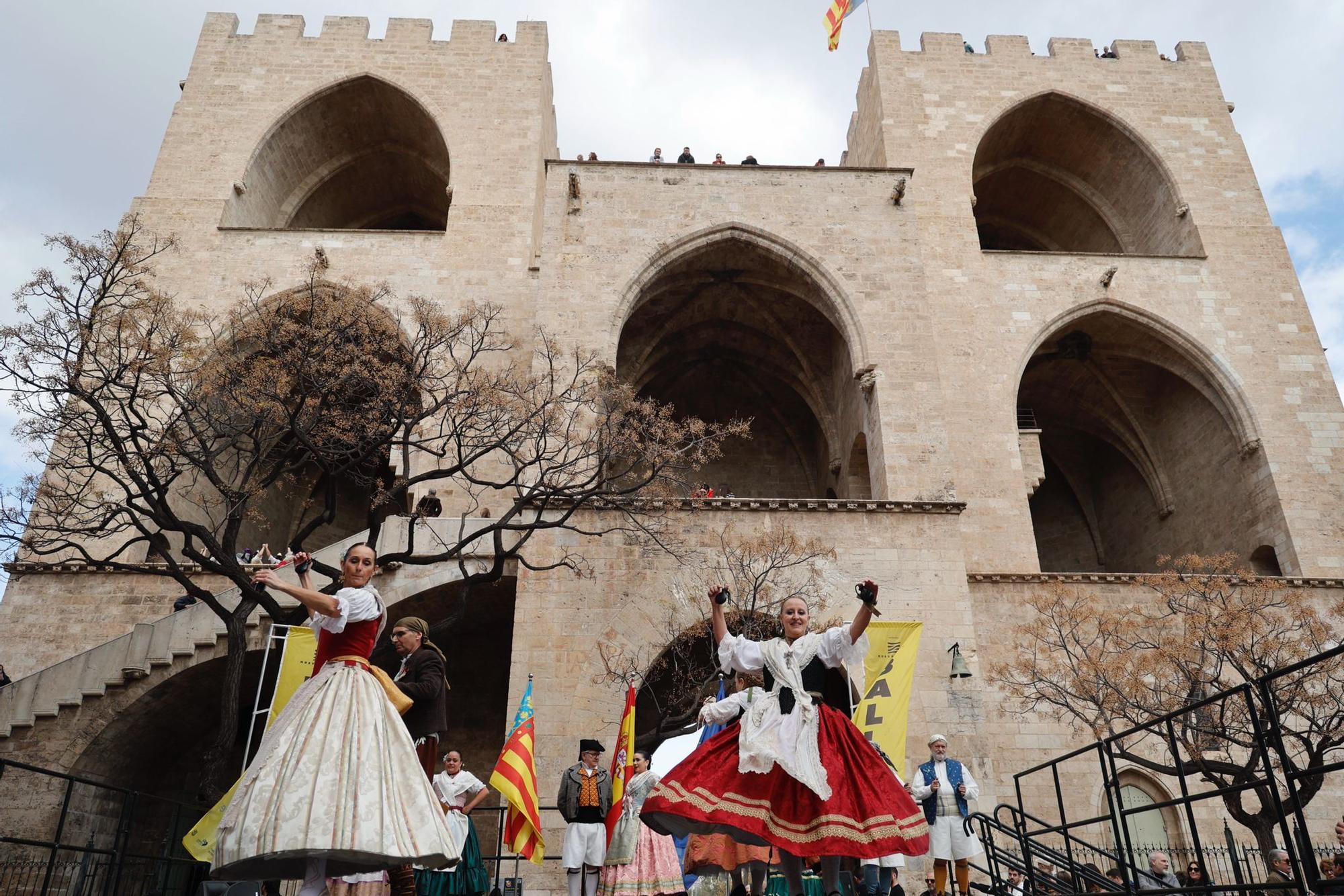 Los Balls al Carrer se estrenan a los pies de las Torres de Serranos