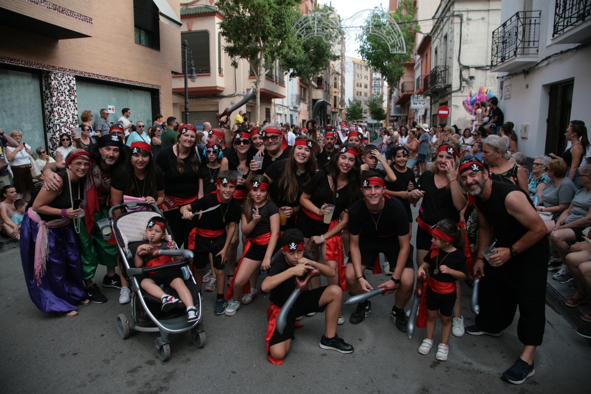 Galería | Las peñas y collas lucen sus disfraces antes del toro