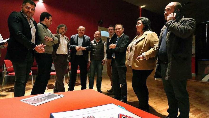 Alcaldes y técnicos de la comarca se reunieron ayer con el diputado de Mobilidade en Ponteareas. // A.H.