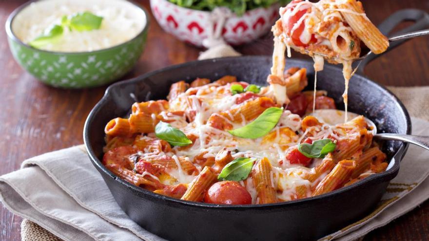 Ni agua fría ni servirla siempre con tomate: 10 errores más comunes que cometemos cada vez que cocinamos pasta