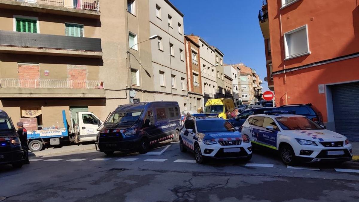 La zona on es du a terme el dispositiu policial per desallotjar un bloc al carrer Oms i de Prat de Manresa