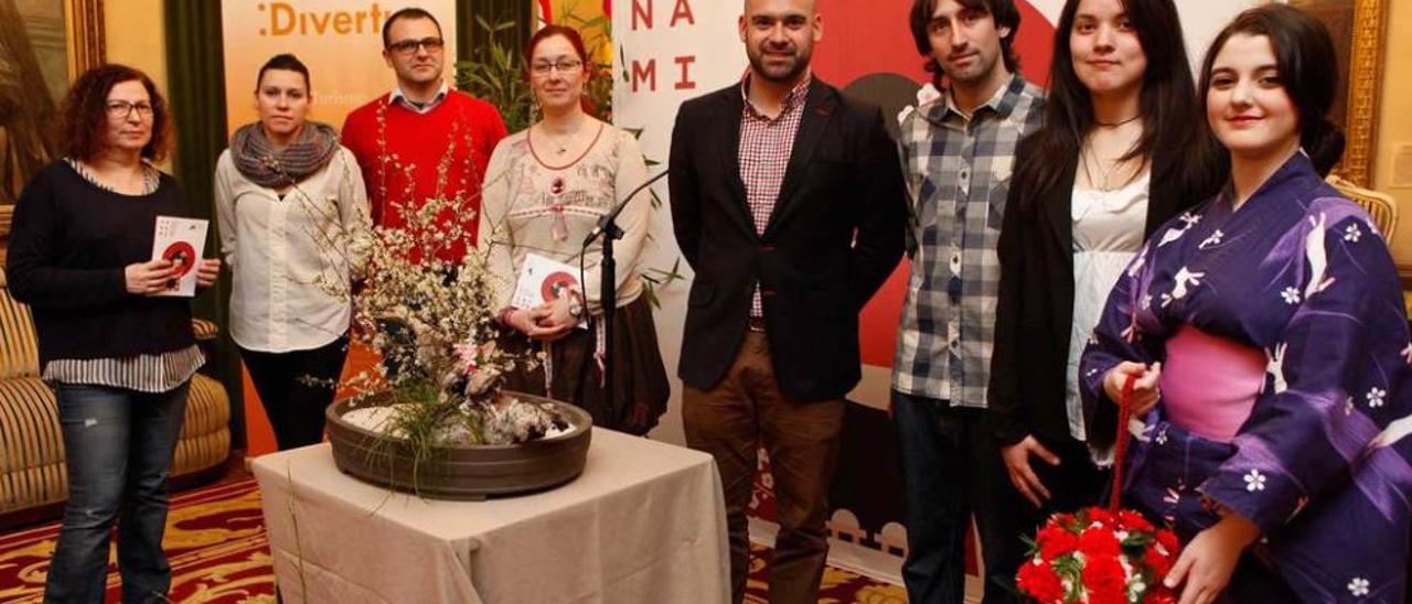 Jesús Martínez Salvador (cuarto por la derecha) posa con concejales, colaboradores municipales y miembros de la asociación Nikaku-Dan en la presentación del Festival de las flores (Hanami) en el Botánico.