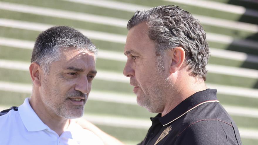 Pimienta dialoga con Sergio González, antes de la disputa del amistoso entre la UD y el Cádiz.