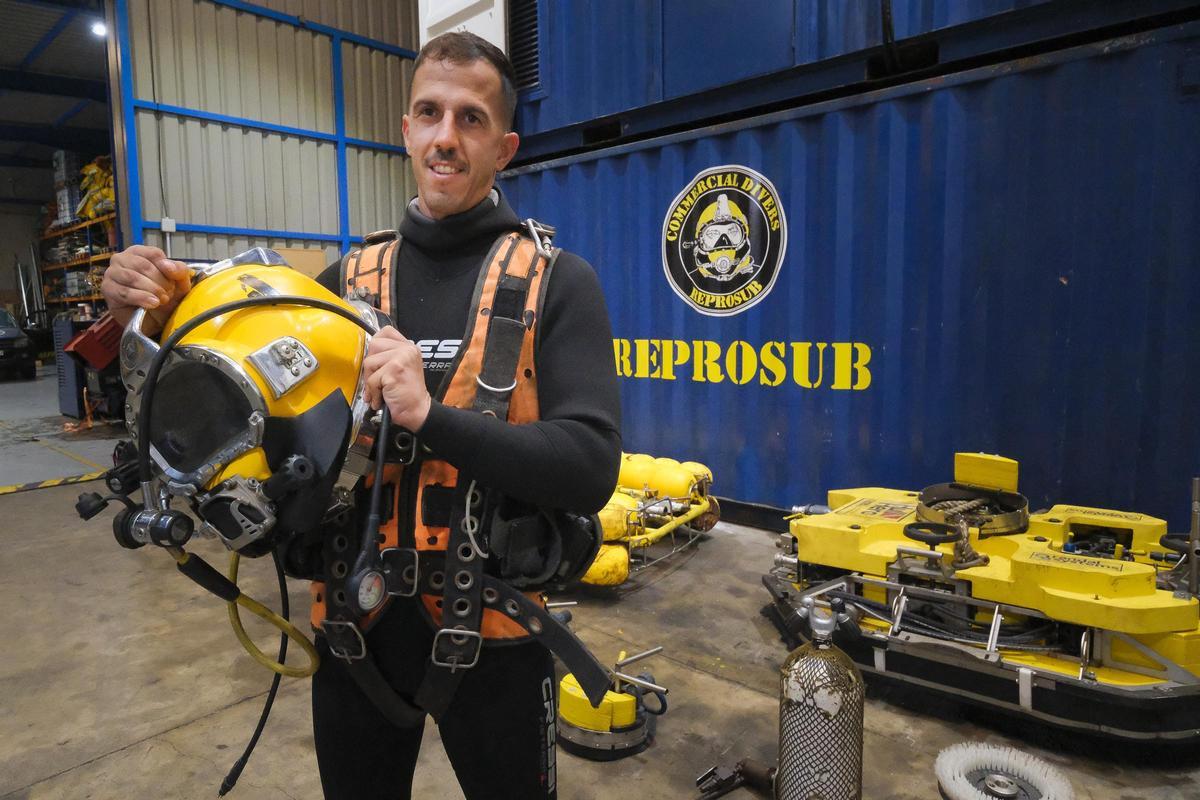 Ramón Herrera, preparado para una inmersión en el Puerto de Las Palmas
