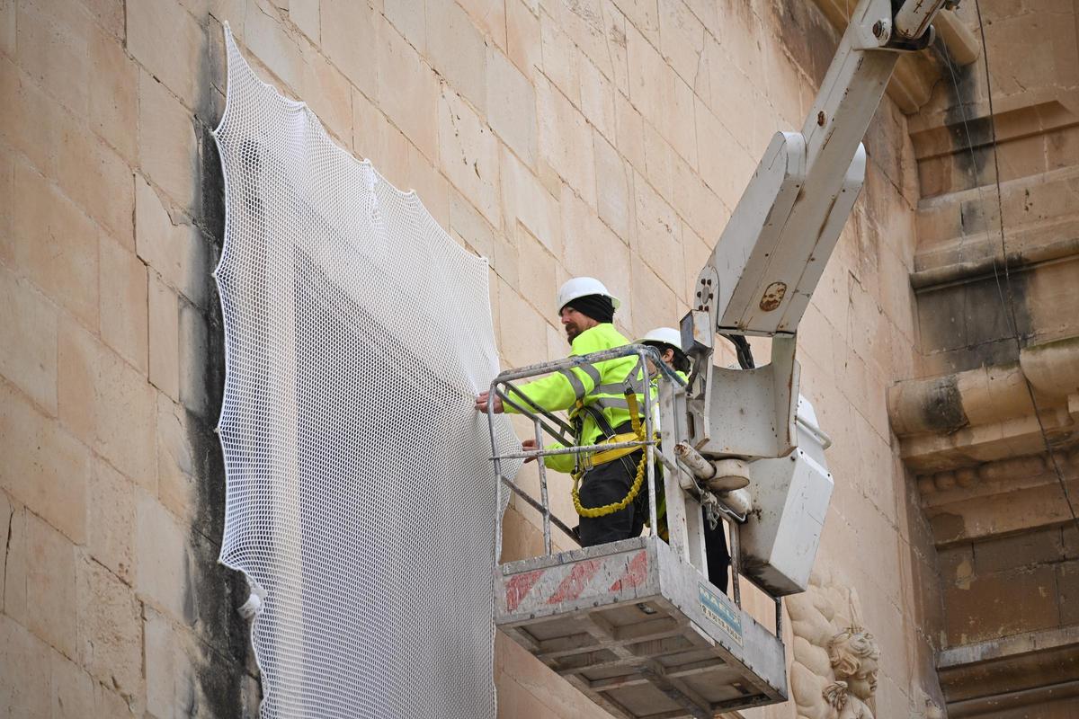 Un detalle de las redes que se colocaron en la Puerta de San Agatángelo este mismo miércoles.