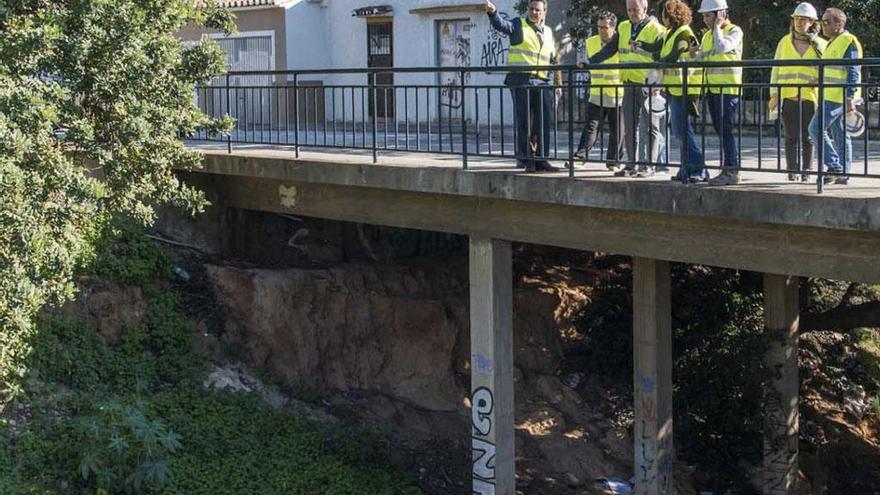 La Junta limpia el arroyo del Saltillo de Torremolinos