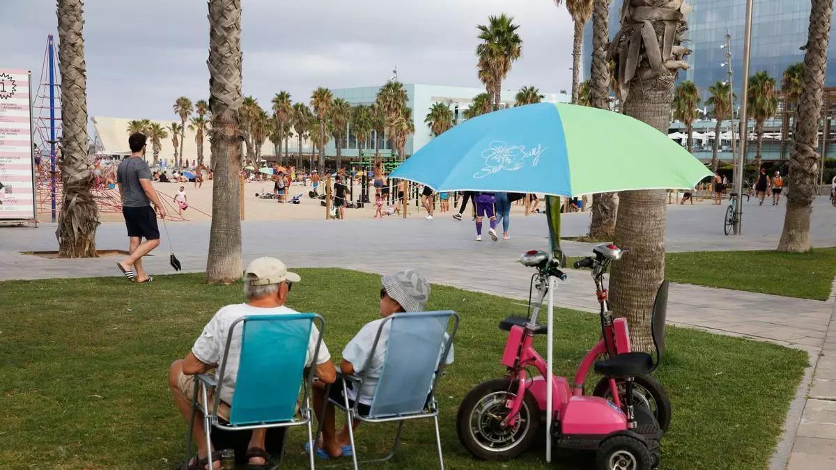 Dues persones majors passant l'estona a l'aire lliure