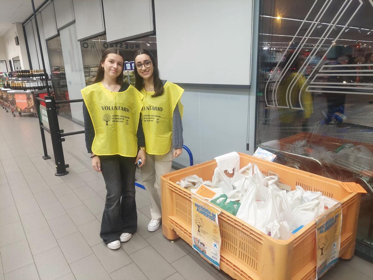 Voluntarias del Centro de Alimentos, en plena recogida.