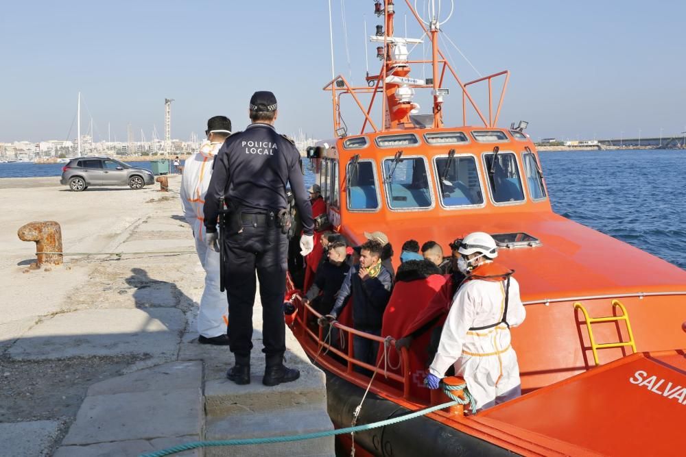Guardia Civil, Cruz Roja y Salvamento Marítimo han puesto en marcha el protocolo para recepcionar a 24 personas rescatadas en el mar y que ocupaban una patera. 20 hombres y cuatro mujeres