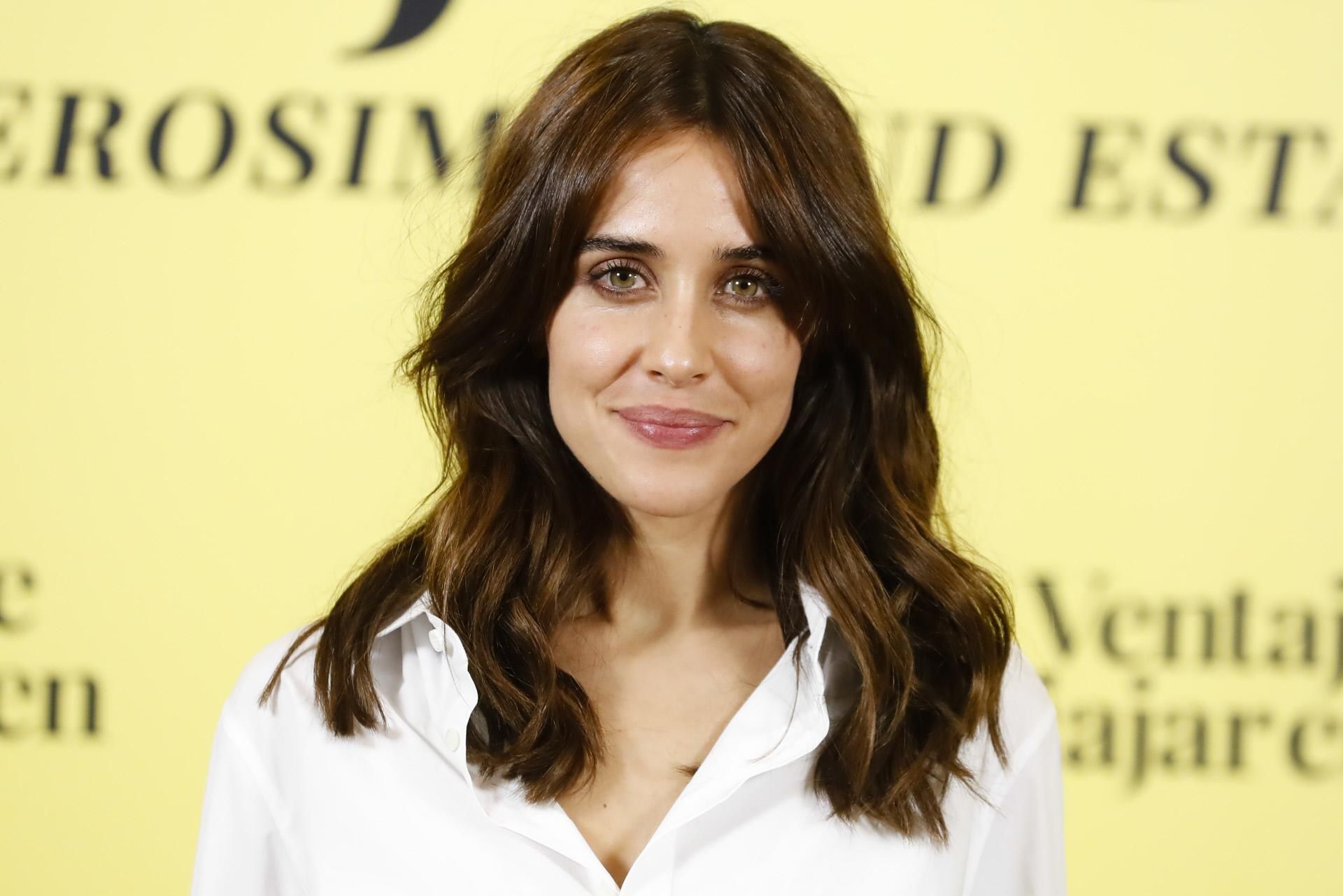 Macarena García con camisa blanca