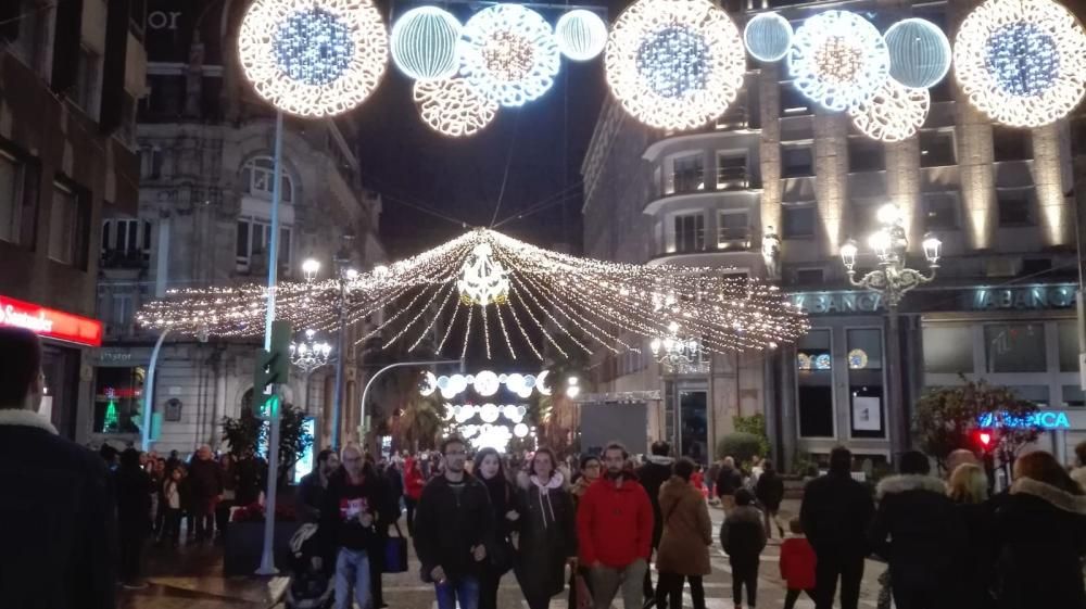 La Navidad arranca en Vigo con el encendido del alumbrado // R. G. / L. V. / C. P. / J. A.