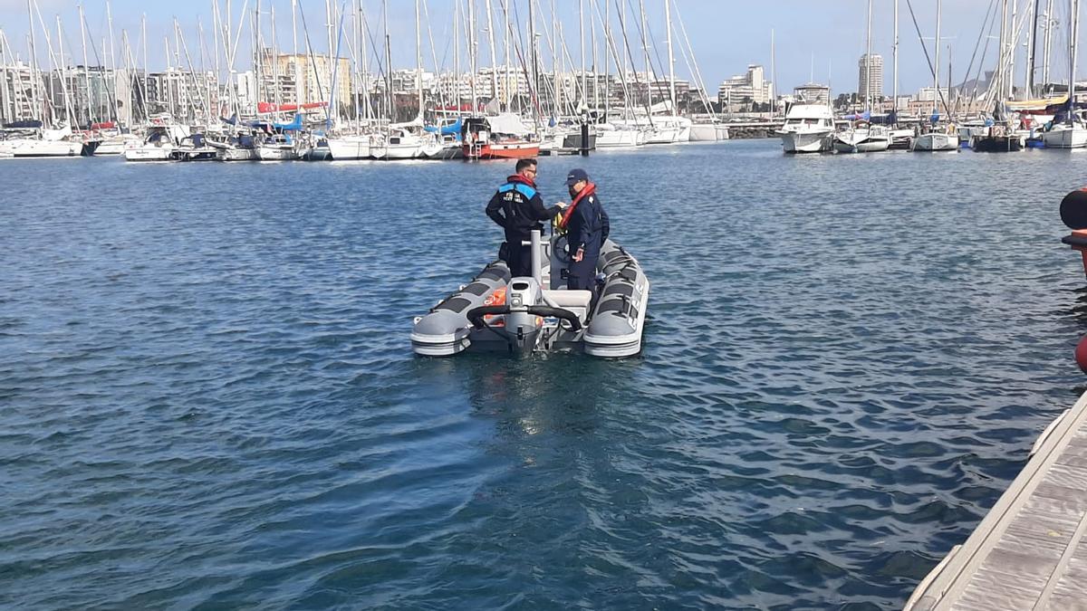 Una de las patrullas que ha empezado a controlar la navegación en el Muelle Deportivo