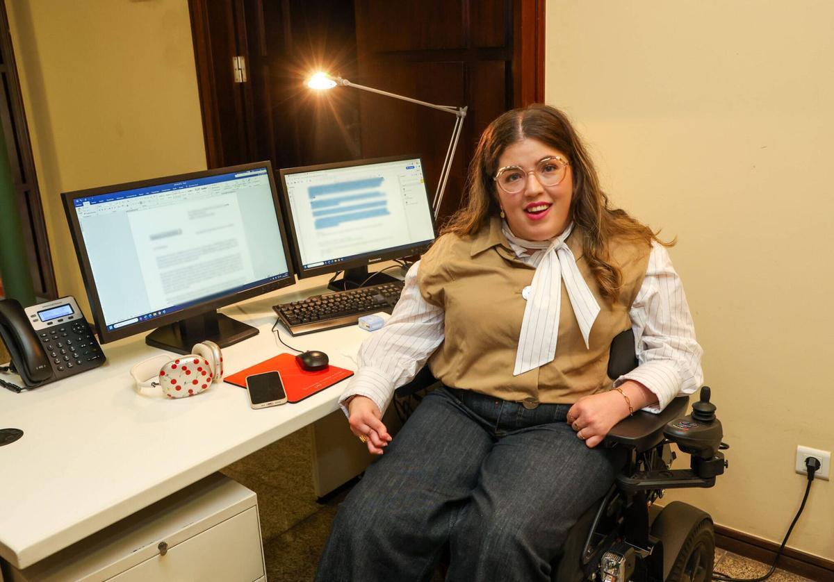 María Maneiro en su puesto de trabajo en la Valedora do Pobo.