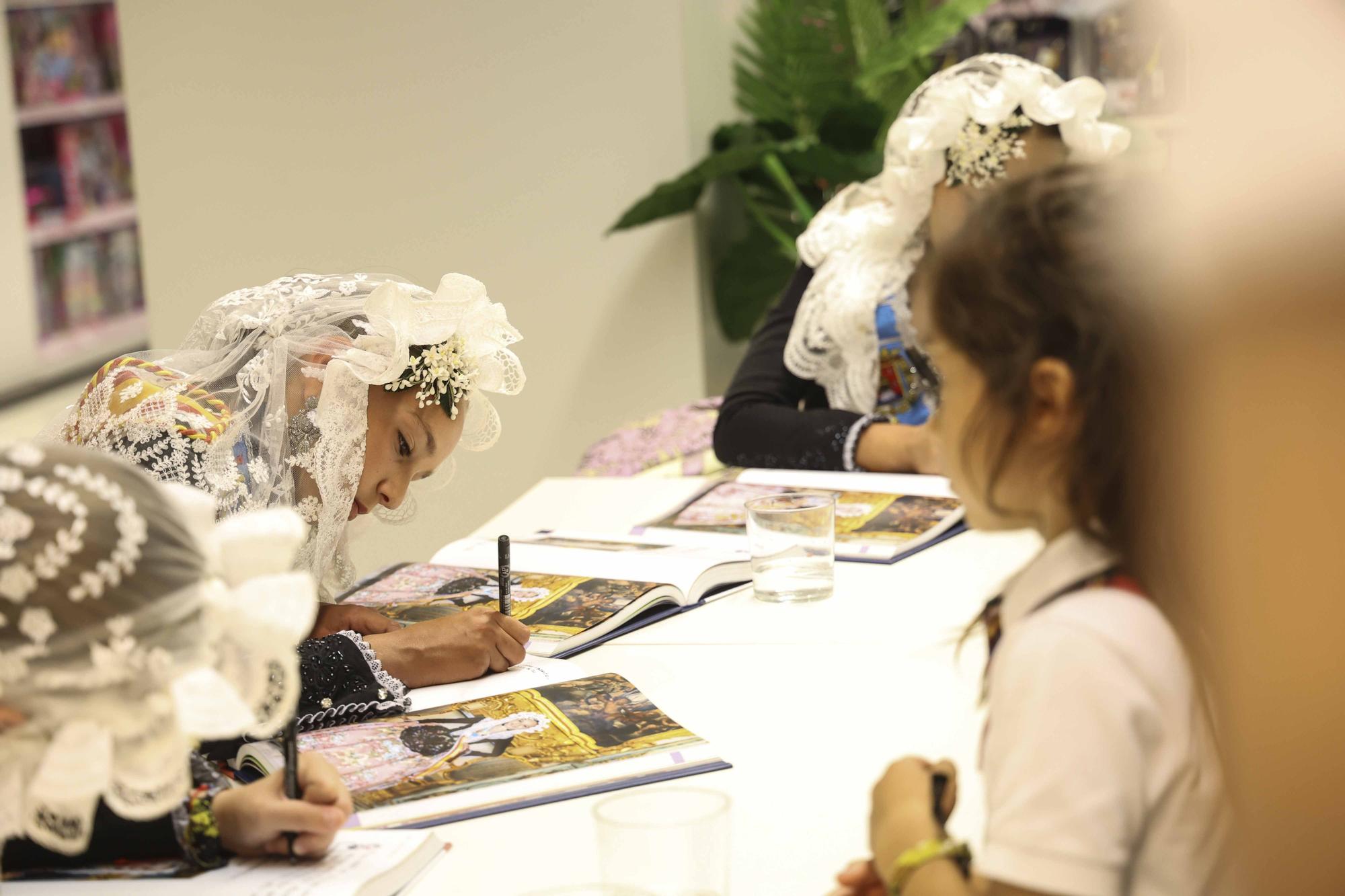 Les Belleas del Foc y sus Damas de Honor firman el Festa de Fogueres en El Corte Inglés